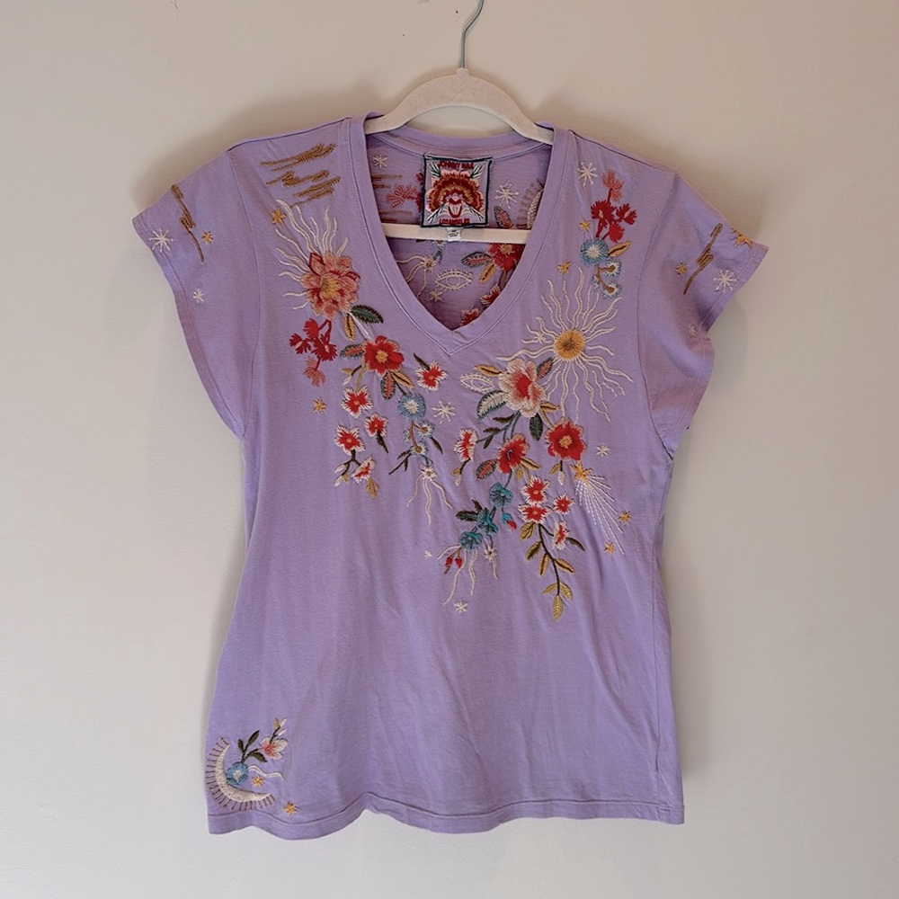 GUC: Johnny Was XS Embroidered Tshirt top Slightly Flared bottom Lavendar Purple